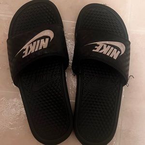 Black and white NIKE Slides/Slippers